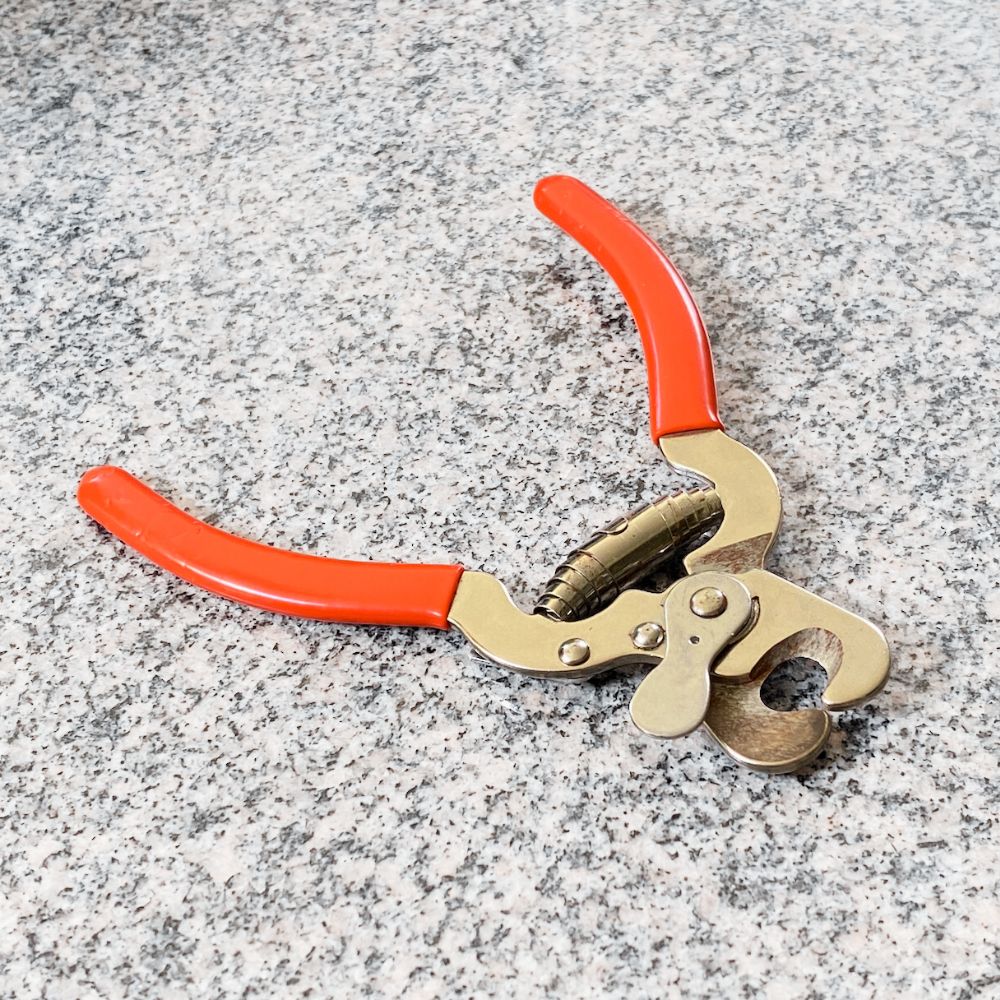 guillotine style cat and dog nail or claw clippers